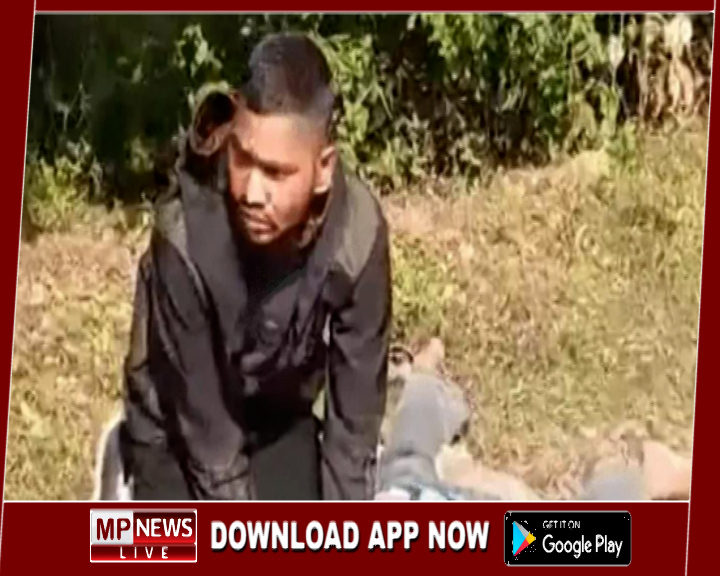 दिनदहाड़े युवती की गला रेतकर हत्या, मौके पर मौजूद लोगों ने बनाया वीडिओ, मदद के लिए कोई नहीं आया सामने