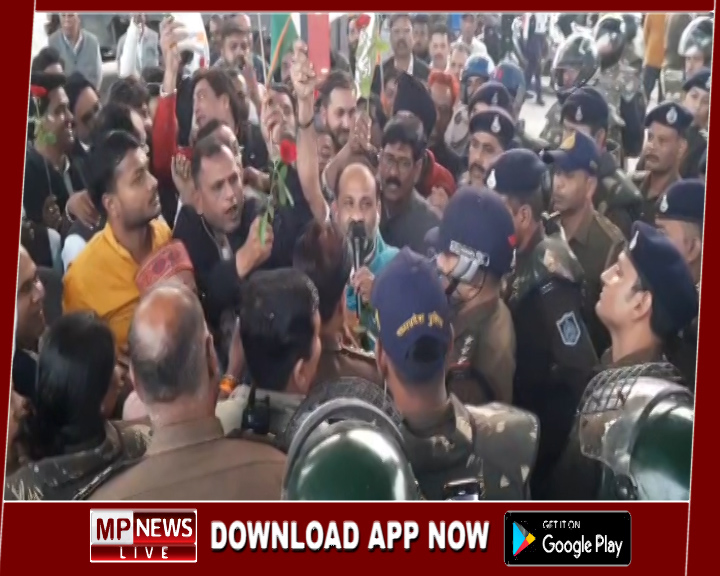 मानस भवन में हुई किताब मामले ने लिया सियासी रूप, भाजपा कार्यालय के घेराव की कोशिश नाकाम, संविधान की प्रति भेंट करने जा रहे थे कांग्रेसी