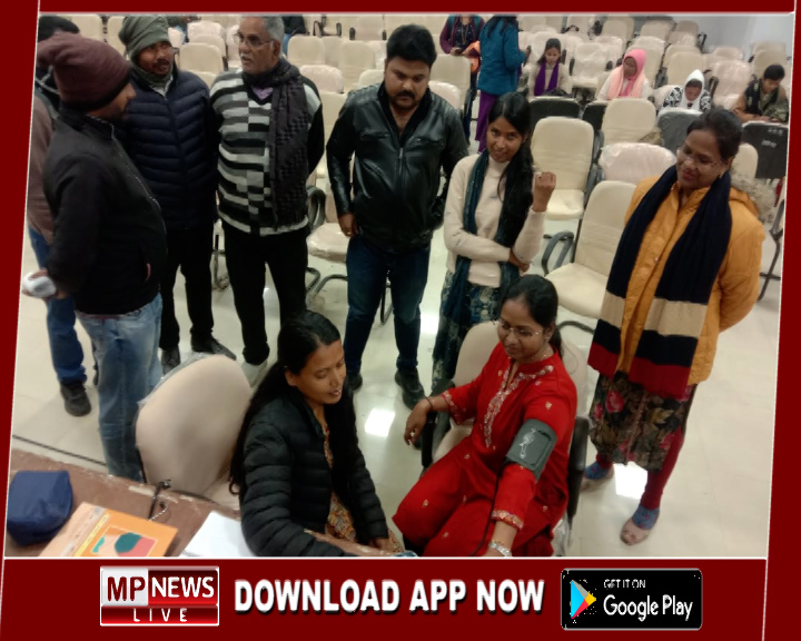 एसआईआर के कार्य में लगे बीएलओ एवं टीम का किया किया जा रहा स्वास्थ्य परिक्षण