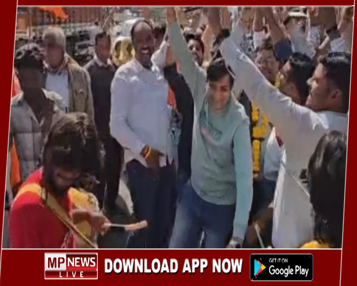 लैंड पुलिंग योजना वापस, किसानों में जश्न का माहौल, आतिशबाजी के साथ ढोल की थाप पर थिरके किसान