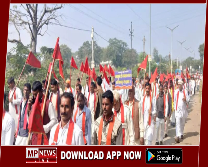 हाथों में डंडध्वजा लेकर नशामुक्ति जनजागरण के लिए पदयात्रा पर निकले सैकड़ों लोग