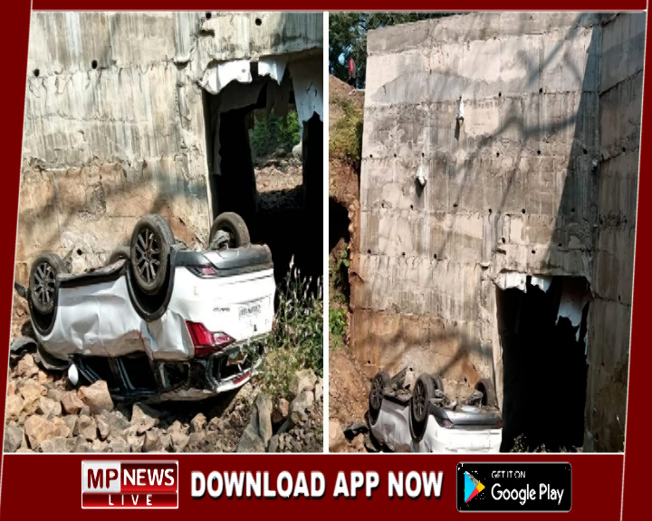 जबलपुर जा रही कार हादसे का हुई शिकार, राष्ट्रीय राजमार्ग 30 पर ट्रक से बचने के चक्कर में पुल से 20 फीट नीचे गिरी एसयूवी कार