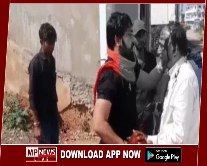 शिवसेना नेता ने सिविल सर्जन खरे के मुंह में पोती स्याही, सिविल सर्जन प्राइवेट क्लिनिक में अपनी दे रहे थे सेवा, सरकारी अस्पताल में मरीज हो रहे थे परेशान