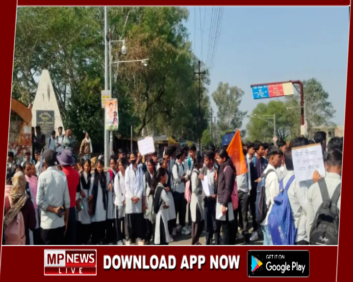 एबीवीपी ने पीएमश्री चंद्रविजय कॉलेज में तालाबंदी कर किया चक्का जाम, अपनी 16 सूत्रीय मांगो को लेकर विद्यार्थियों ने किया प्रदर्शन