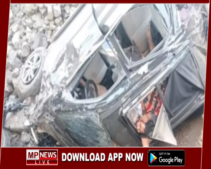 तेज रफ्तार कार अनियंत्रित होकर गिरी खाई में, पांच लोगों की मौत