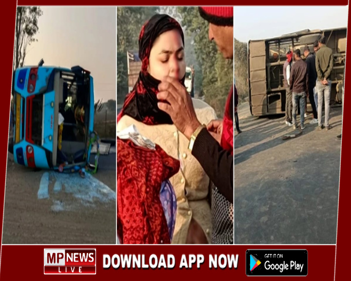 पोलाय क्षेत्र में गड्ढों के कारण हुए तीनों हादसे, आधे किमी के अंदर मिनी ट्रक और बस पलटी, बाइक से गिरकर महिला घायल