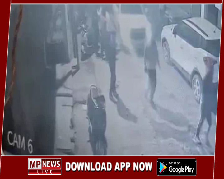 पुरानी रंजिश के कारण किराना व्यापारी के ऊपर कार चढ़ाकर हत्या का प्रयास, सीसीटीवी में रिकॉर्ड हुई घटना, आरोपी फरार