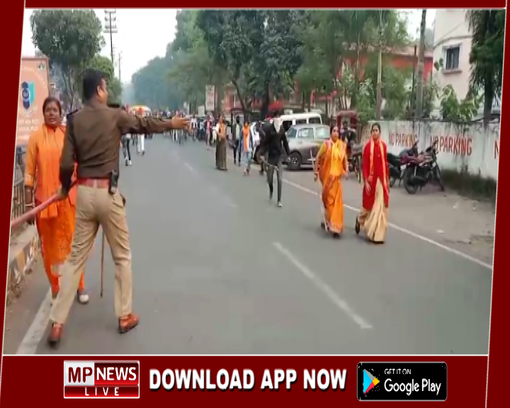 2 दिनो बाद फिर भिड़े हिंदूवादी संगठन एवं अनुसूचित जाति जनजाति ओबीसी संगठन के लोग, घंटाघर में दोनों पक्षों के बीच हुई जमकर मारपीट हंगामा, पुलिस को करना पड़ा बल प्रयोग