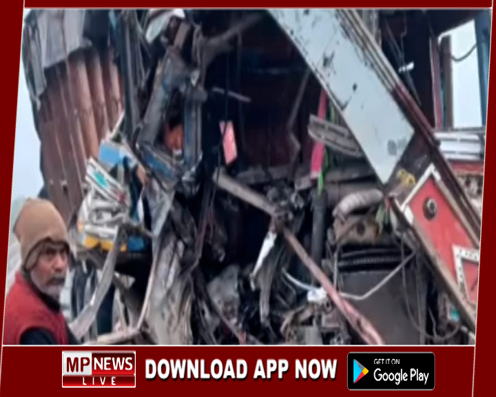 ट्रक और ट्रेलर की भीषण टक्कर, गैस कटर से केबिन काटकर निकाला गया ड्राइवर, 5 घंटे तक फंसी रही जान, रीवा-प्रयागराज हाईवे पर हादसा
