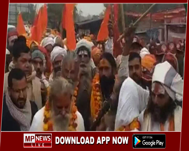 लगातार हो रहे सड़क हादसों एवं एनएच 719 के जर्जर हाल को लेकर संत समाज उतरे सड़कों पर, बरैठा टोल प्लाजा में संतों का जोरदार प्रदर्शन