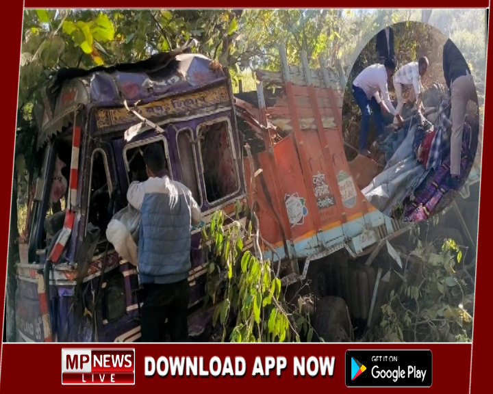 500 फीट गहरी खाई में गिरा ट्रक, चालक की मौत, रस्सी से बांधकर निकाला शव