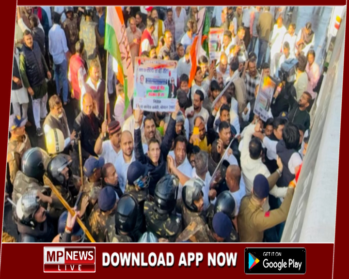 भाजपा कार्यालय घेरने निकले कांग्रेसियों पर चली वॉटर कैनन, पीसीसी चीफ जीतू पटवारी सहित कई कांग्रेसी गिरफ्तार