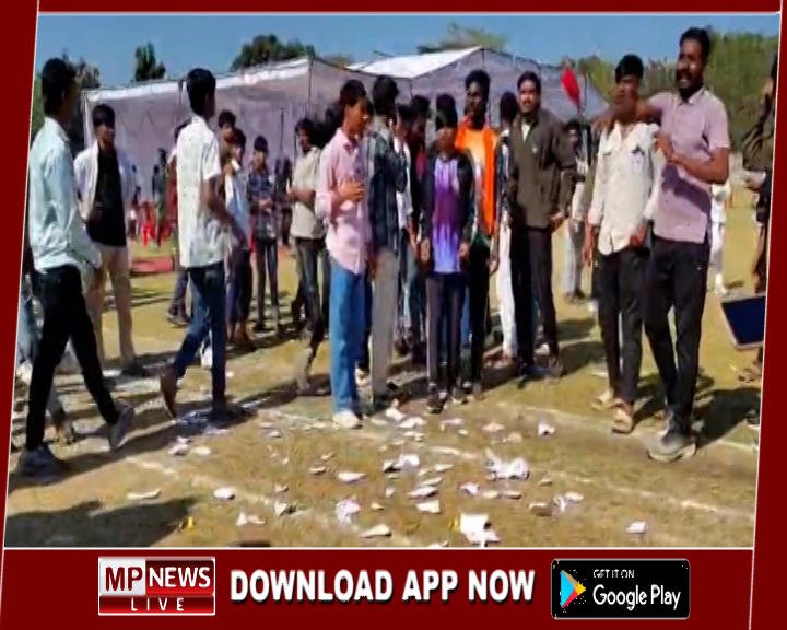 छात्रों ने खेल महोत्सव के दौरान मिले विजेता प्रमाण पत्र फाड़े, खिलाड़ियों ने लगाए आरोप