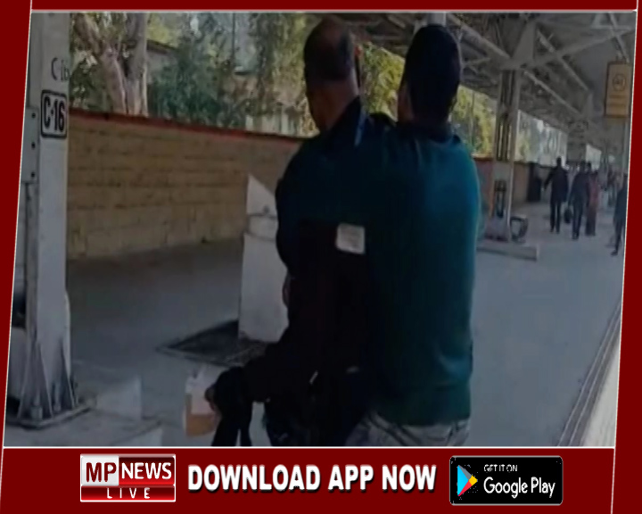 जुर्माने की बात पर आरक्षक ने टीटीई के साथ की मारपीट, वेटिंग टिकट पर स्लीपर कोच यात्रा कर रहा था कॉन्स्टेबल