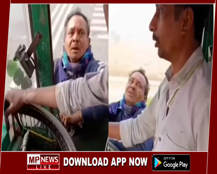 ट्रक ड्राइवर ने आरटीओ कर्मी को खिड़की पर लटकाकर कई किमी तक दौड़ाया, रीवा में अवैध वसूली का वीडियो वायरल
