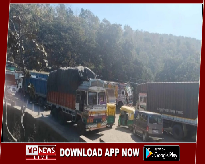 इंदौर-बैतूल राष्ट्रीय राजमार्ग के धनतालाब घाट पर जाम से 10 किमी तक लगी वाहनों की कतारे, कई वाहन चालकों ने रूट बदले, चक्कर लगाकर कर रहे आना-जाना