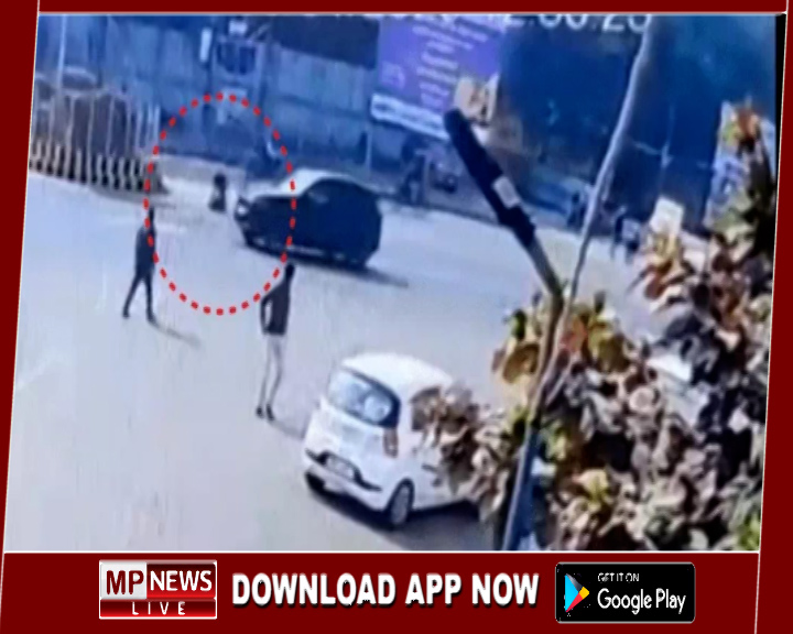 तेज रफ्तार कार ने कोचिंग संचालक को मारी जोरदार टक्कर, इलाज के दौरान मौत, आक्रोषित परिजनों ने शव को रखकर किया चक्का जाम