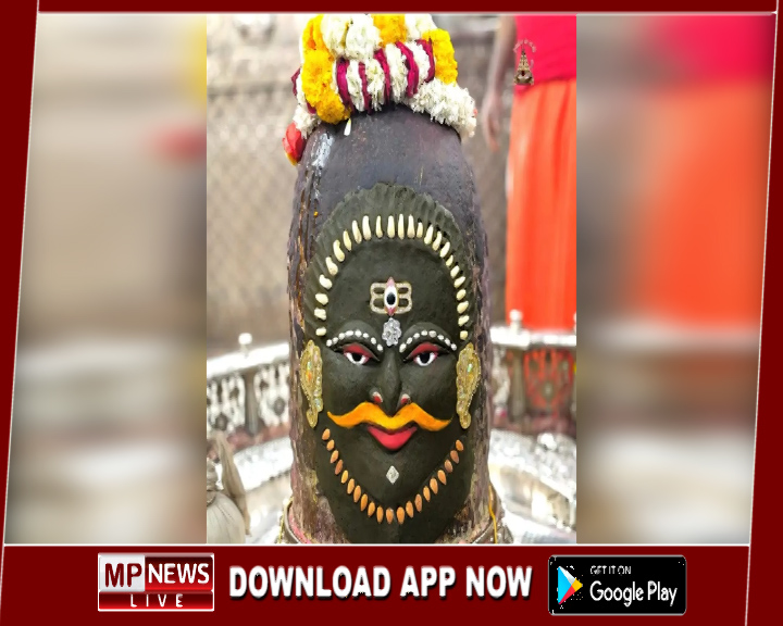 मोरपंख मुकुट एवं बादाम माला से त्रिनेत्र स्वरूप में सजे बाबा महाकाल, भस्म आरती में उमड़ी भक्तो की भीड़