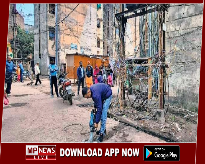 नाले से हटेंगी पेयजल पाइप लाइन, कलेक्टर के आदेश के बाद पाइप लाइन डालने के लिए सड़क की खोदने शुरू