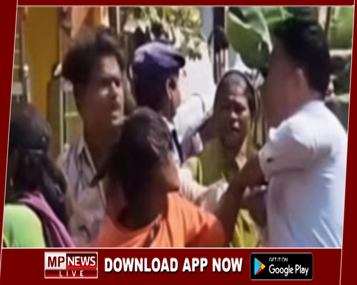 शौचालय तोड़ने पर नगर पालिका आमले पर हमला, जमकर पथराव, कर्मचारियों को दौड़ा-दौड़ाकर पीटा