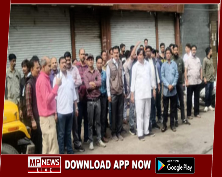 राजवाड़ा में निगम कार्रवाई पर हुआ बवाल, व्यापारियों ने बंद किया बाजार