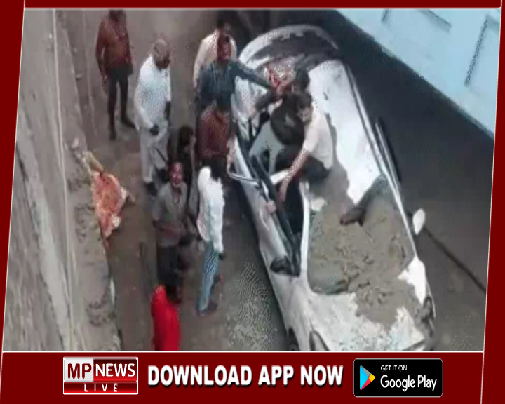 ओवर ब्रिज से कार के ऊपर गिरा हाईवा वाहन, जाँच में जुटी पुलिस