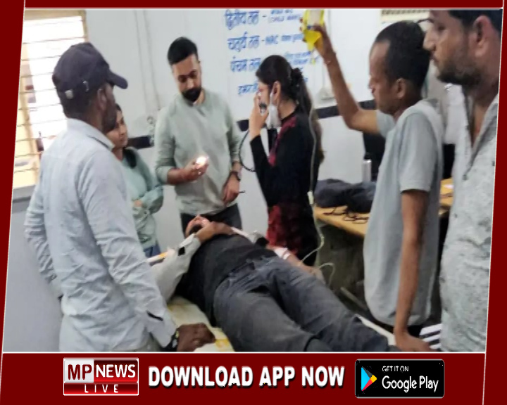 बिना सेफ्टी उपकरण के खंभे में चढ़े लाइनमैन को लगा करंट, 25 फीट ऊपर से गिरा जमीन पर, दोनों पैर टूटे