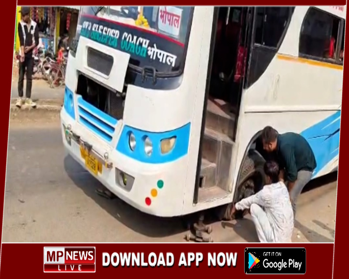 सड़क पर दौड़ती बस का अचानक फटा टायर, मची अफरा तफरी, बाल–बाल बचे 50-60 यात्री