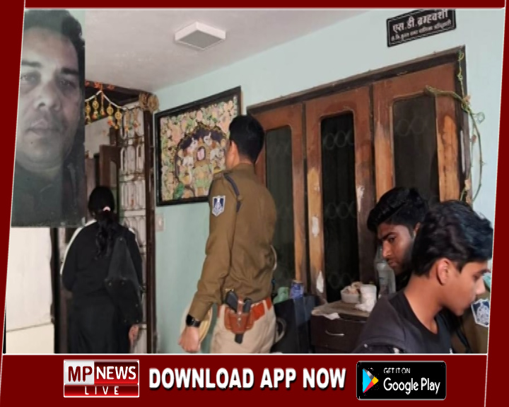 बैंक कर्मचारियों ने गोली मारकर की आत्महत्या, मकान पर ढाई करोड़ का था कर्ज, मकान खाली करने पहुंची थी टीम