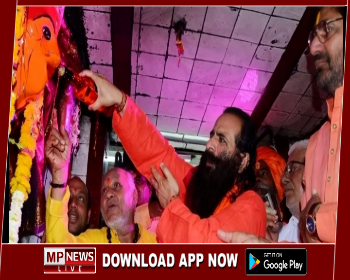 महाअष्टमी पर उज्जैन में आस्था का अनोखा रंग, संतों की अगुवाई में हुई पूजा, माता को मदिरा का लगा भोग