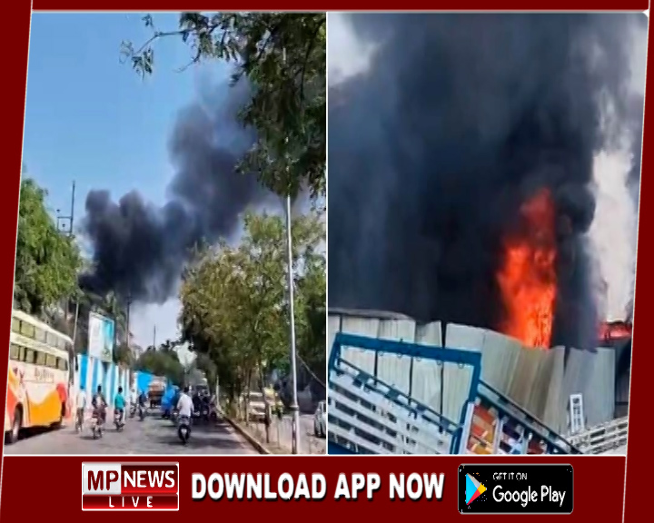 चोईथराम अस्पताल के पास गैरेज में लगी भीषण आग, कारों में धमाके, गाड़ियां पूरी तरह जलीं