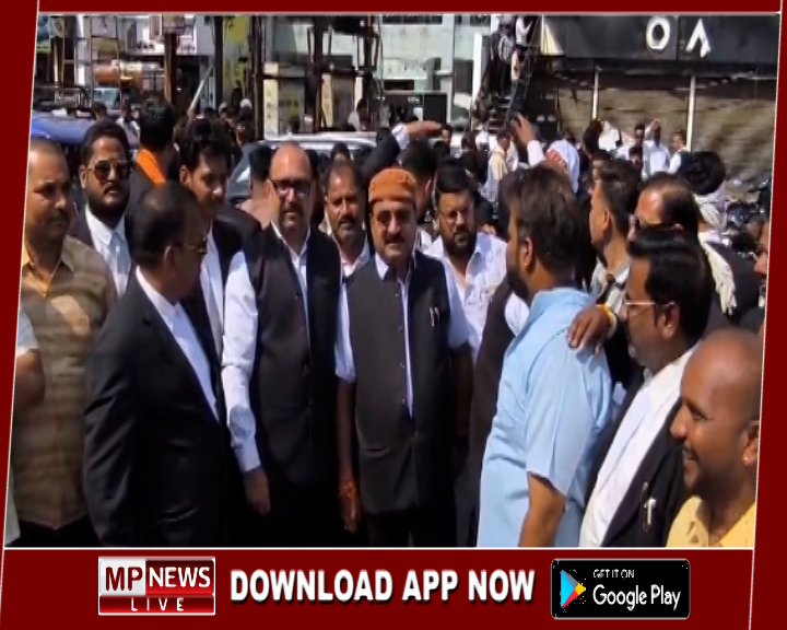 ओला कंपनी की घटिया सर्विस से नाराज वकील, सर्विस सेंटर पर जड़ा ताला, कंपनी के खिलाफ पुलिस और कलेक्टर से कार्रवाई की मांग