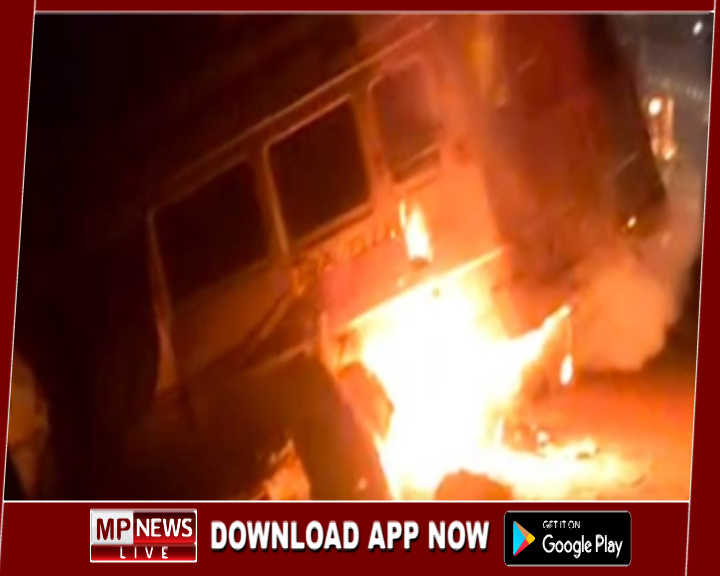 गरोठ हाईवे पर मिनी बस की टक्कर से ट्रैक्टर ड्राइवर की मौके पर मौत, गुस्साए लोगों ने लगाई बस में आग, तीन थानों की पुलिस मौके पर पहुंचकर हंगामा करवाया शांत