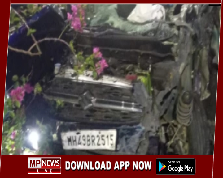 खड़े ट्राले में जा घुसी तेज रफ्तार कार, 2 युवकों की मौके पर मौत