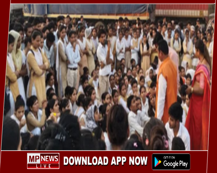 फूटा श्रमिकों का गुस्सा, महू-नीमच हाईवे कर दिया जाम, वेतन बढ़ाने की मांग पर अड़े श्रमिक