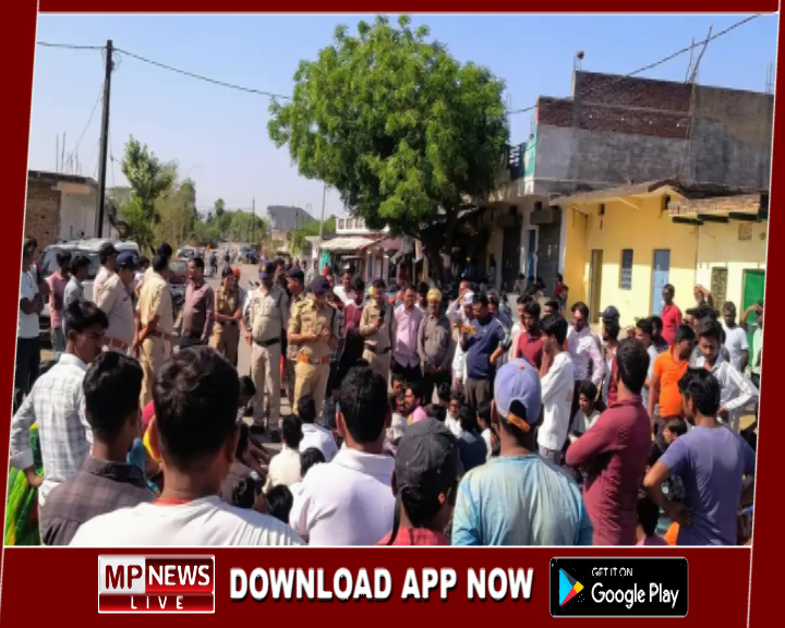 बाबा साहब की प्रतिमा तोड़ने से नाराज ग्रामीणों ने किया चक्का जाम, प्रशासन ने चित्रकूट से मंगवाई बाबा साहब की दूसरी प्रतिमा