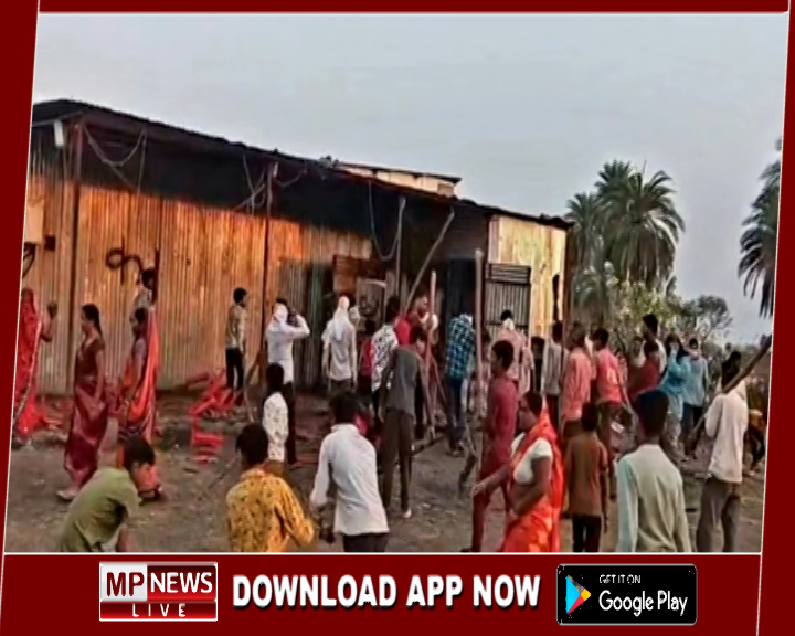 नई शराब दुकान के विरोध में उग्र प्रदर्शन, महिला पुलिसकर्मी को जड़ा थप्पड़, दुकान में तोड़फोड़