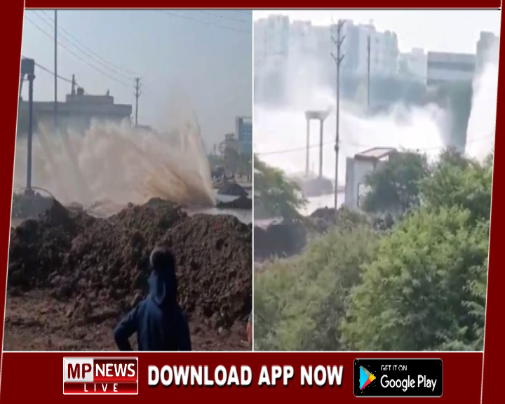 सड़क बनाते समय फूटी नर्मदा लाइन, उठने लगा पानी का बड़ा फव्वारा, आस-पास के क्षेत्र में भरा पानी