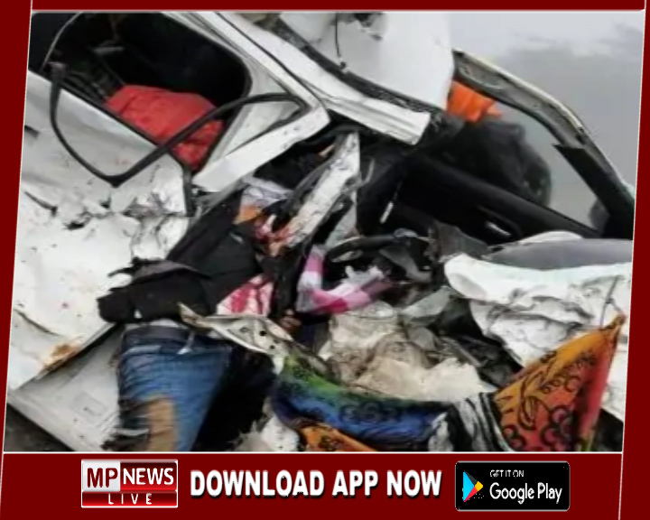 घने कोहरे में ट्रक ने मारी कार को जोरदार टक्कर, कार के परखच्चे उड़े, मौके पर चार लोगों की मौत