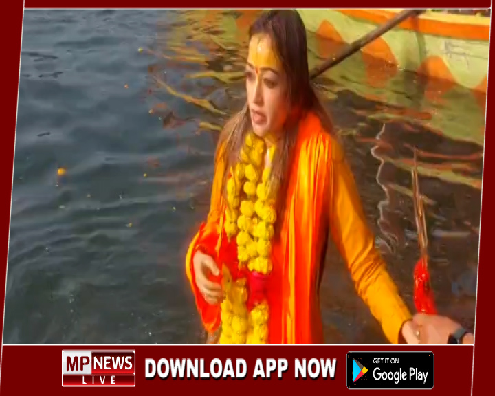 गौरी घाट पहुंची साध्वी हर्षा रिछारिया ने लगाई आस्था की डुबकी, धर्म में आने के बाद नारी होने पर उनका हो रहा है लगातार अपमान – हर्षा रिछारिया