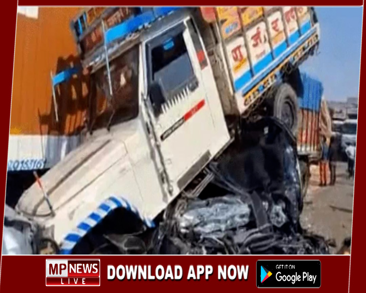 कार पर चढ़ी पिकअप, तेज रफ्तार ट्रक अनियंत्रित होकर सामने वाले वाहन में जा घुसा, 7 वाहन टकराए