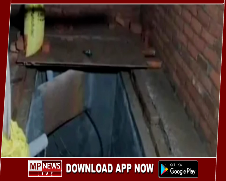 सेप्टिंक टैंक के गड्ढे में तैर रही थीं चप्पलें, पानी खाली किया तो अंदर मिली दो सगे भाईयों की लाशें