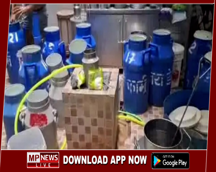 खाद्य सुरक्षा विभाग की कार्रवाई, दूध पैकेजिंग मशीन सीज, 75 पैकेट दूध जब्त