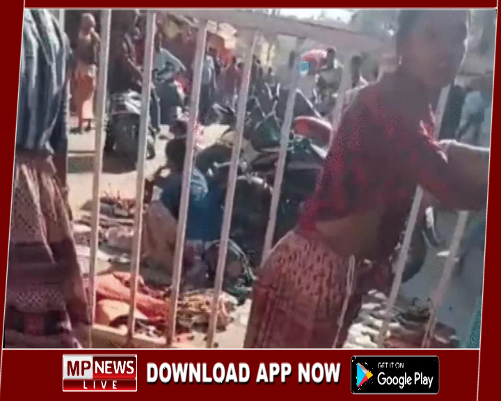 महाकाल मंदिर के बाहर पिता ने बेटी को मारा चाकू, घायल बेटी बोली कि 5 लाख में बेचने की पिता कर रहा था बात, 16 साल पहले छोड़ कर गया