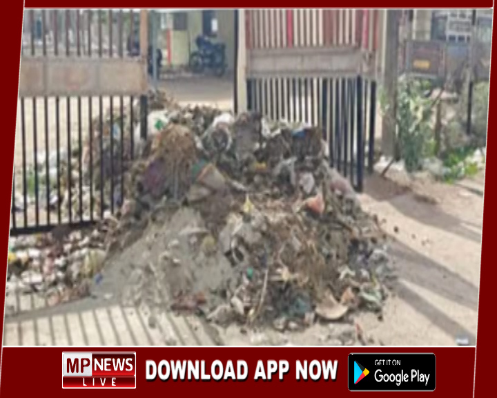 बिजली विभाग ने थमाया नौ लाख का बकाया बिल, बदले में नगर परिषद ने दफ्तर के गेट पर डलवा दिया कचरा