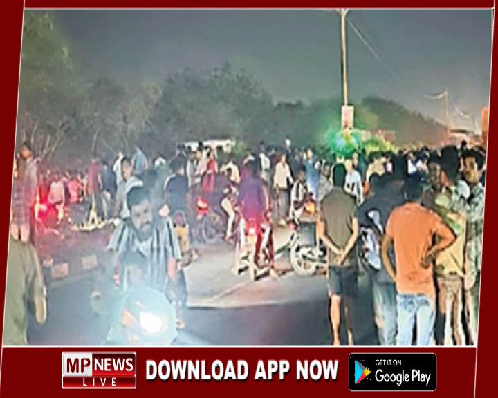 शराब दुकान के विरोध में महिलाओं का उग्र प्रदर्शन, लाठी-डंडे लेकर महू-नीमच हाईवे पर लगाया जाम