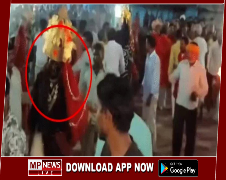 काली बनकर नृत्य कर रहा युवक मंच पर गिरा और थम गई सांसें, हार्ट अटैक से हुई मौत