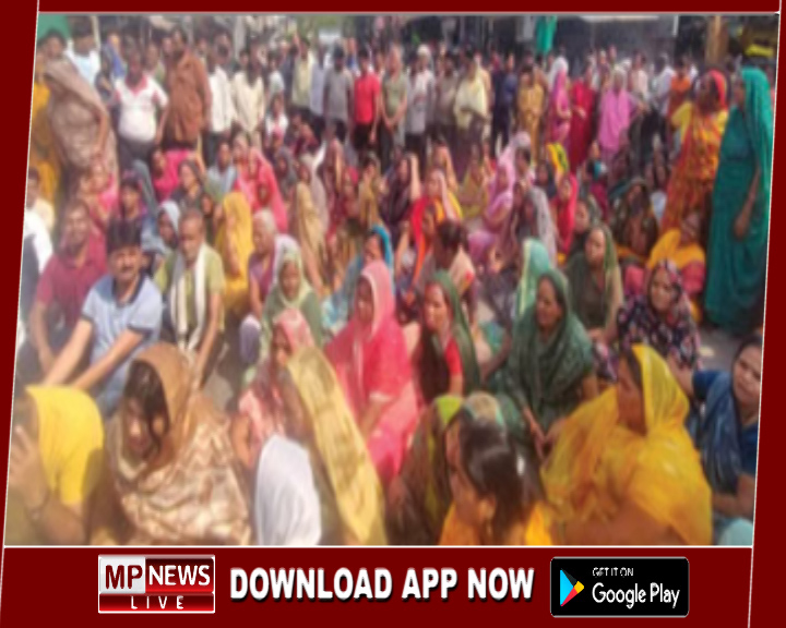 पानी न आने से परेशान रहवासियों ने खाली मटके फोड़कर किया चक्काजाम, विधायक ने दी महापौर के घर धरने की चेतावनी