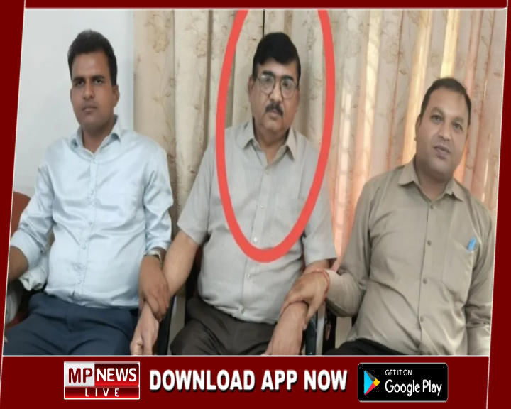 शौचालय निर्माण के नाम पर 1 लाख की रिश्वत लेते हुए जिला परियोजना समन्वय गिरफ्तार, लोकायुक्त ने बड़ी कार्रवाई को दिया अंजाम   फोटो